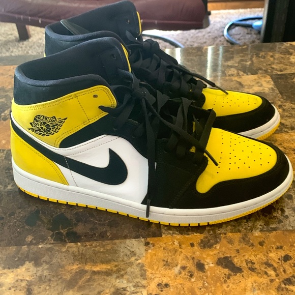 Air Jordan 1 Mid SE ‘Yellow Toe’ w/ original box - Picture 4 of 9
